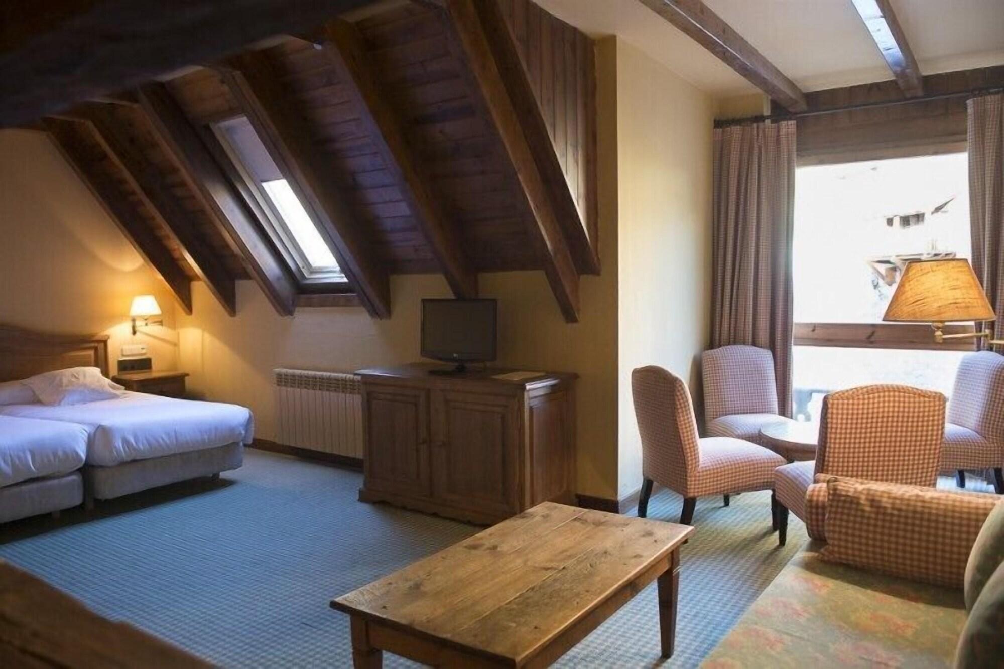 Hotel Chalet Bassibe Baqueira Beret Bagian luar foto
