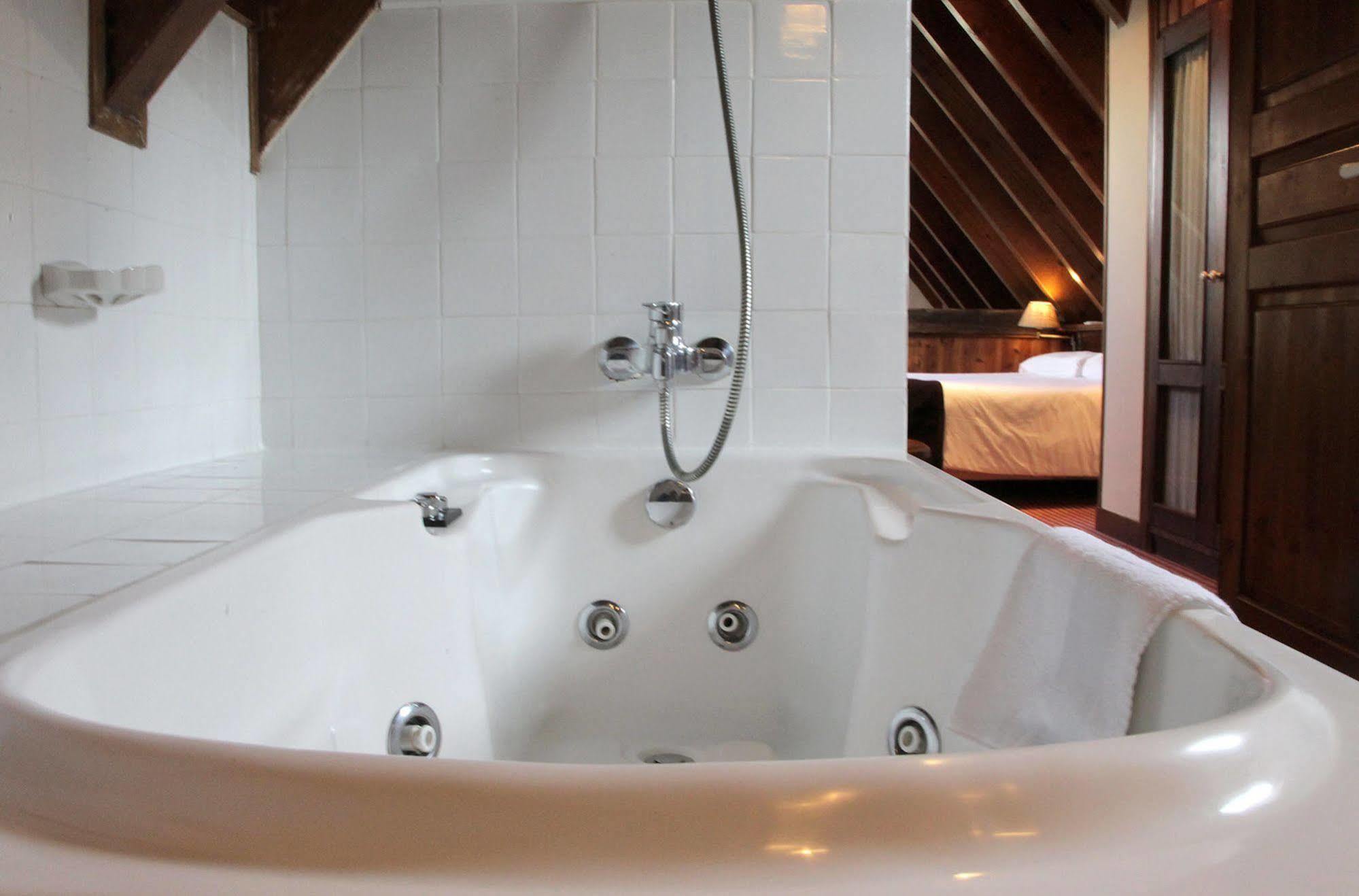 Hotel Chalet Bassibe Baqueira Beret Bagian luar foto